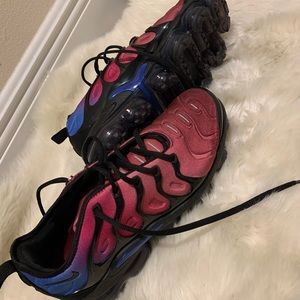 Nike Air VaporMax Plus Black Team Red Hyper Violet